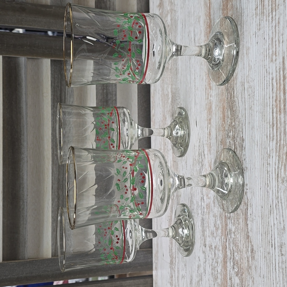 Vintage 1985 Arby’s Holly & Berry Christmas Goblets – Gold Rim – Set of 4